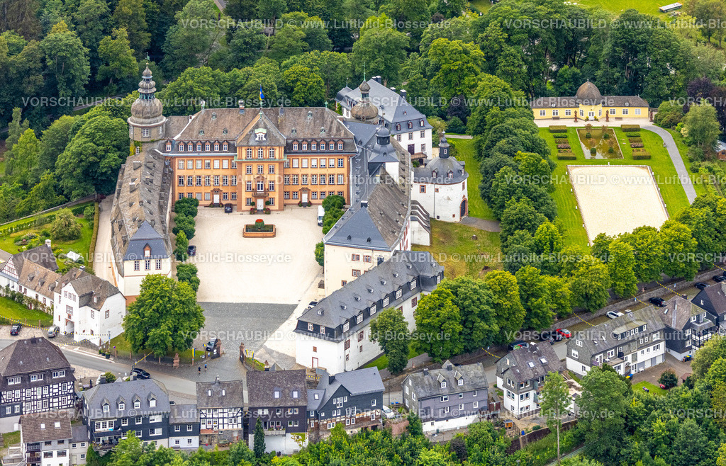 BadBerleburg240710239 | Luftbild, Schloss Berleburg, Residenzschloss der Familie Sayn-Wittgenstein, Orangerie und Kreuzgarten, Bad Berleburg, Wittgensteiner Land, Nordrhein-Westfalen, Deutschland