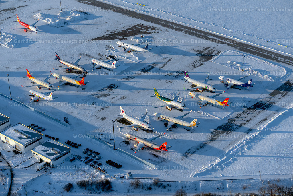 4045093 | Corona bedingt abgestellte Flugzeuge des Typs Airbus auf dem verschneitem Flughafen Erfurt Weimar im Abendlicht