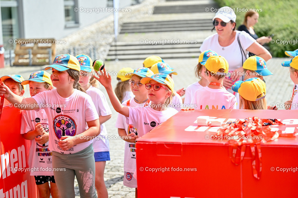 Kindergarten Olympiade 2024_ Stadion Traun_ 07.06.2024-86 | 07.06.2024, Stadion der Stadt Traun, AUT, Kindergarten Olympiade 2024, im Bild Kinder, Hindernis, Fussball, Laufen, Action