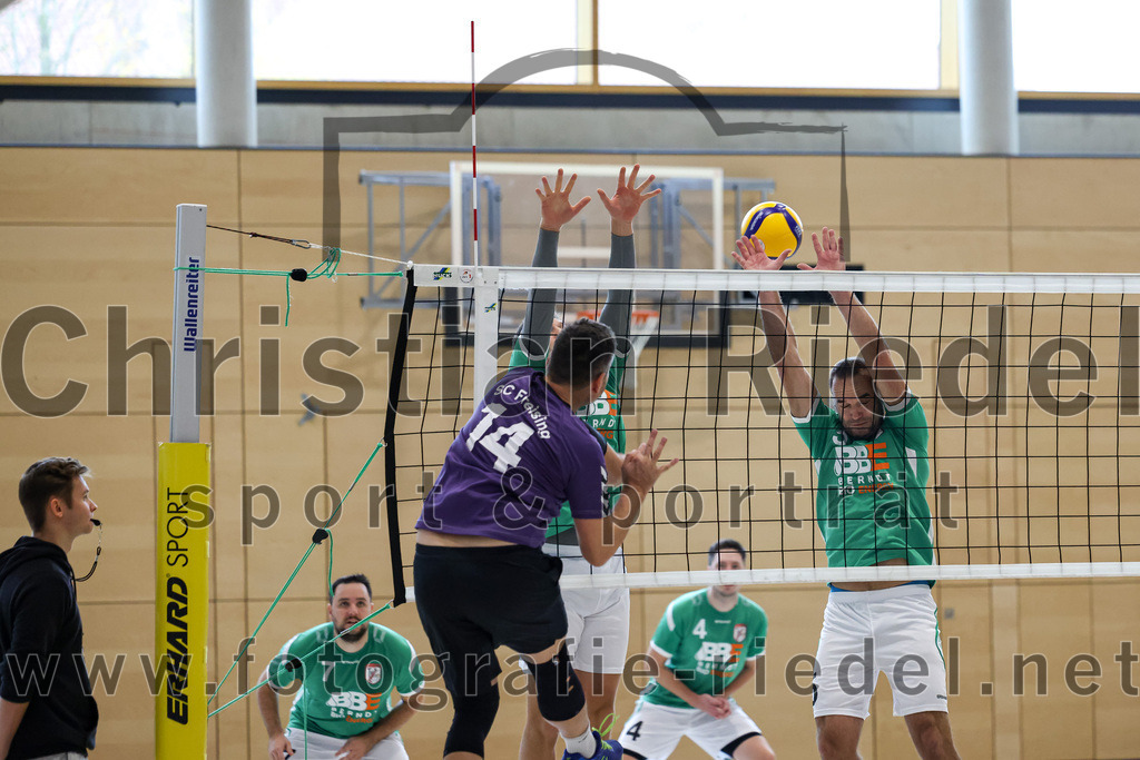 2022-11-12_063_TuS_Oberding_gegen_SC_Freising_II | Oberding, Deutschland, 12.11.2022:
Volleyball, Bezirksliga Ost 2022 / 2023, 7. Spieltag, TuS Oberding gegen MTV Pfaffenhofen II, Endergebnis: 3:2

Alexander Burkard (SC Freising, #14), Andre Paul (TuS Oberding, #5)

Foto: Christian Riedel / fotografie-riedel.net