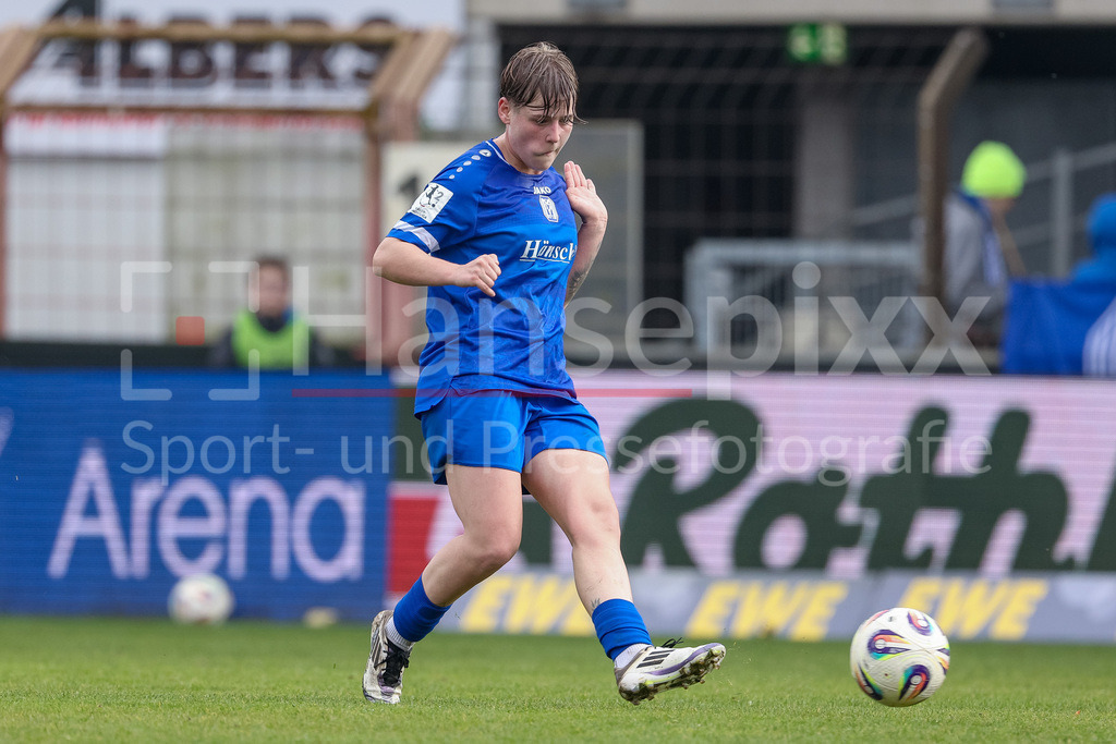 Fussball, 2. Frauen-Bundesliga, SV Meppen - VfB Stuttgart | Lea Mauly (SV Meppen, 19) am Ball, Freisteller, Einzelbild, Ganzkörper, Aktion, Action, Spielszene, DIE DFB-RICHTLINIEN UNTERSAGEN JEGLICHE NUTZUNG VON FOTOS ALS SEQUENZBILDER UND/ODER VIDEOÄHNLICHE FOTOSTRECKEN. DFB REGULATIONS PROHIBIT ANY USE OF PHOTOGRAPHS AS IMAGE SEQUENCES AND/OR QUASI-VIDEO.