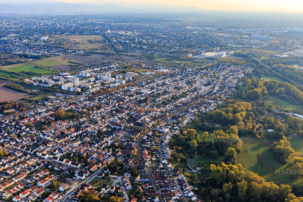 Luftbild: Ortsansicht von Norden im Ortsteil Neureut in Karlsruhe im Bundesland Baden-Württemberg in Deutschland. Foto: IMG_123403.jpg vom 19.10.2020 durch Werner Riehm/FLY-FOTO.de