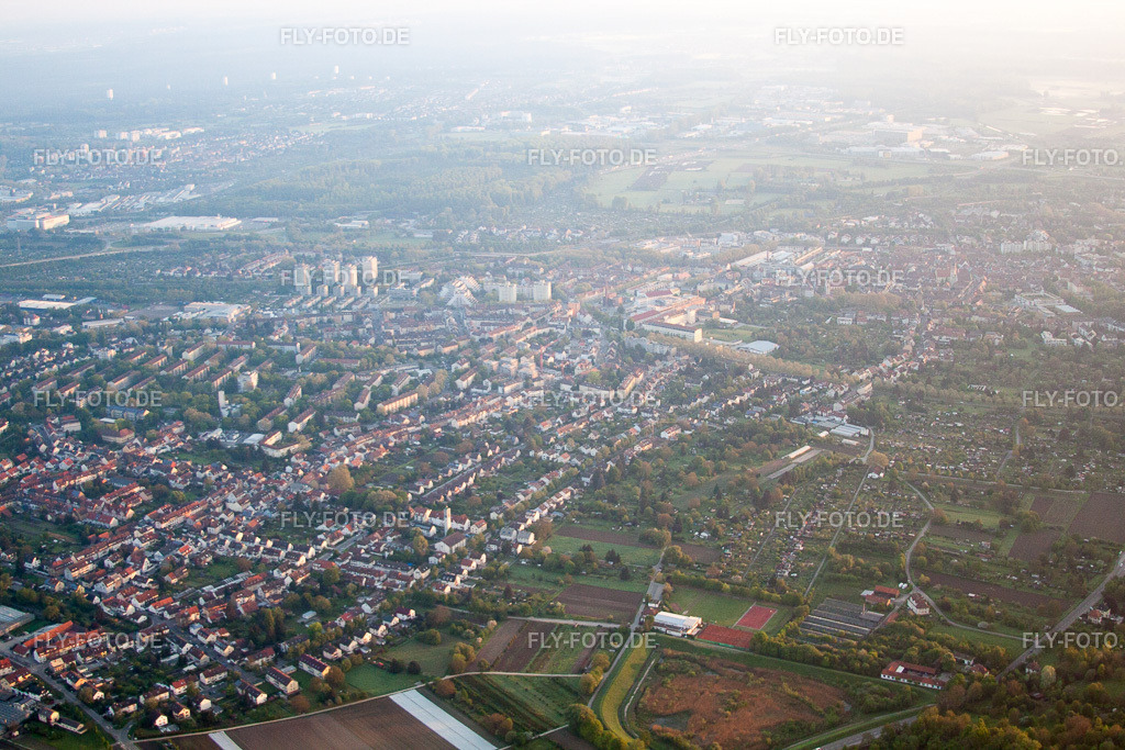 Ortsansicht | Luftbild: Ortsansicht im Ortsteil Durlach in Karlsruhe im Bundesland Baden-Württemberg in Deutschland. Foto: IMG_56902.jpg vom 08.05.2013 durch Werner Riehm/FLY-FOTO.de - Realisiert mit Pictrs.com