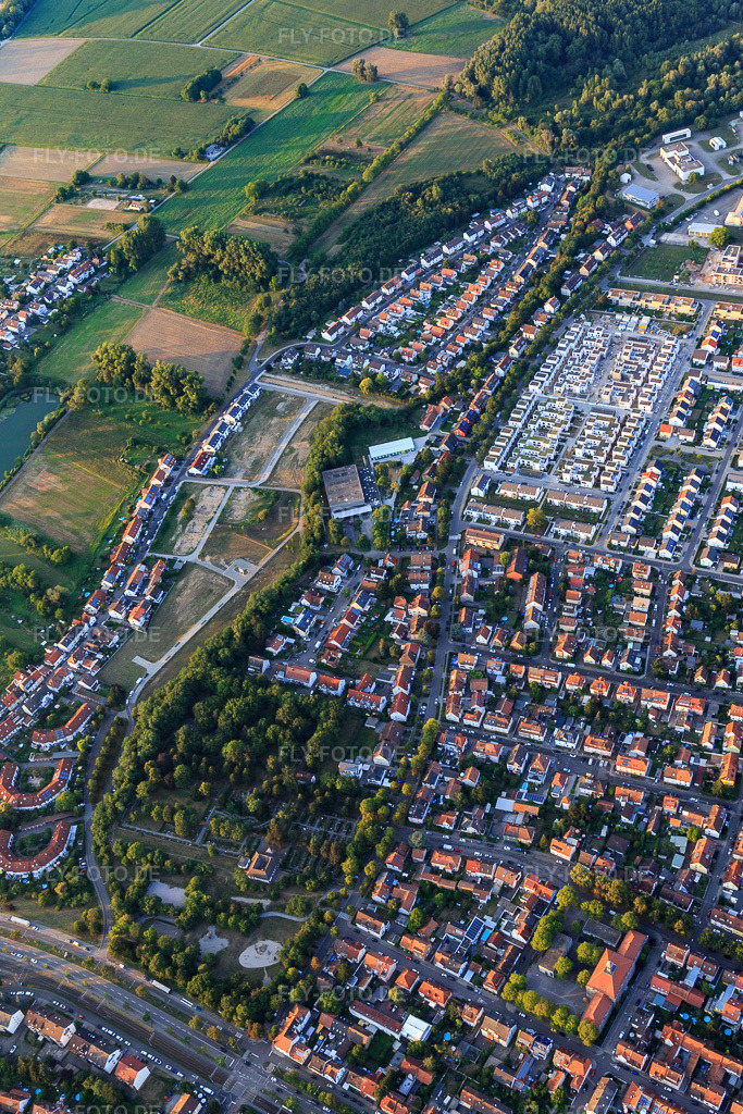 Luftbild: Eggensteiner Straße im Ortsteil Knielingen in Karlsruhe im Bundesland Baden-Württemberg in Deutschland. Foto: IMG_109225.jpg vom 25.07.2018 durch Werner Riehm/FLY-FOTO.de