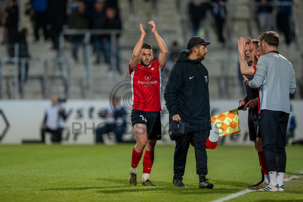 SG Sonnenhof Großaspach vs. SGV Freiberg, Fussball, Regionalliga Suedwest, 30. Spieltag, 22.04.2026 | Marius Kunde (SG Sonnenhof Großaspach, #16) bei der Auswechslung,SG Sonnenhof Großaspach vs. SGV Freiberg, Fussball, Regionalliga Suedwest, 30. Spieltag, 22.04.2026