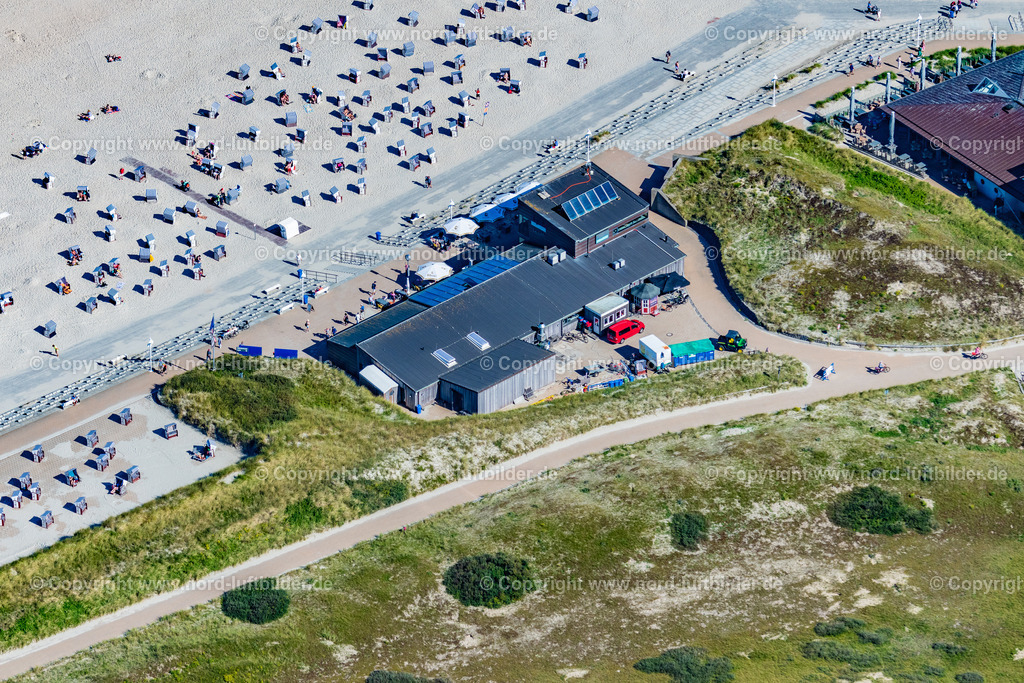 Norderney_Nordstrand_Gastro_Betriebe_ELS_6812050923 | NORDERNEY 05.09.2023 Beach restaurant "Cornelius Gastronomiebetriebe GmbH" and "De Vries The Sea Bistro De Vries The Oyster Bar" on the island of Norderney in the state Lower Saxony, Germany. // Tables and benches of open-air restaurant " Cornelius Gastronomiebetriebe GmbH " in Norderney in the state Lower Saxony, Germany. Foto: Martin Elsen