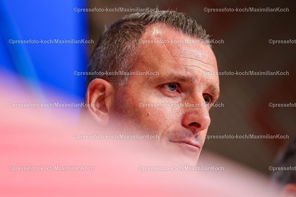 UCL22102501135 | 22.10.2025, Fußball, UEFA Champions League, FC Bayern München - Club Brügge, Allianz Arena, Saison 2025 2026: Die Trainer bei der Pressekonferenz nach dem Spiel - Cheftrainer Nicky Hayen (Club Bruegge #hc) sichtlich unzufriedenRegulations prohibit any use of photographs as image sequences and or quasi-video.