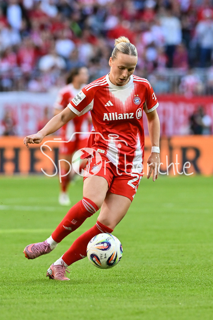 FC Bayern München - Bayer 04 Leverkusen | am Ball Franziska KETT (FC Bayern Frauen 20) / Einzelfoto / Freisteller / Google Pixel Frauen-Bundsliga: FC Bayern München - Bayer 04 Leverkusen; Allianz Arena am 06.09.2025