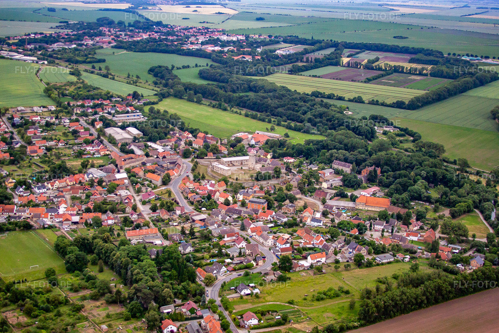 Luftbild: Ortsansicht von Nordwesten im Ortsteil Hausneindorf in Selke-Aue im Bundesland Sachsen-Anhalt in Deutschland. Foto: IMG_58282.jpg vom 28.06.2013 durch Werner Riehm/FLY-FOTO.de