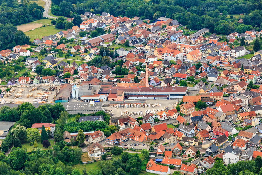 Aerial view: Pottery BECK in Soufflenheim in the state Bas-Rhin, France. – Photo: IMG_107888.jpg taken on 06/14/2018 by Werner Riehm/FLY-FOTO.com – Resolution of the original: 5472 x 3648 px