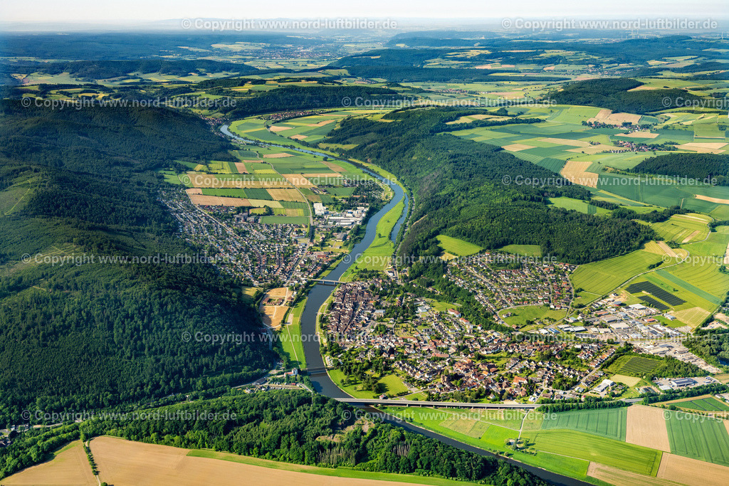 Bodenwerder_Weser_ELS_4326050623 | BODENWERDER 05.06.2023 Stadtansicht am Ufer des Flußverlaufes der Weser in Bodenwerder im Bundesland Niedersachsen, Deutschland. // City view on the river bank of the Weser river in Bodenwerder in the state Lower Saxony, Germany. Foto: Martin Elsen