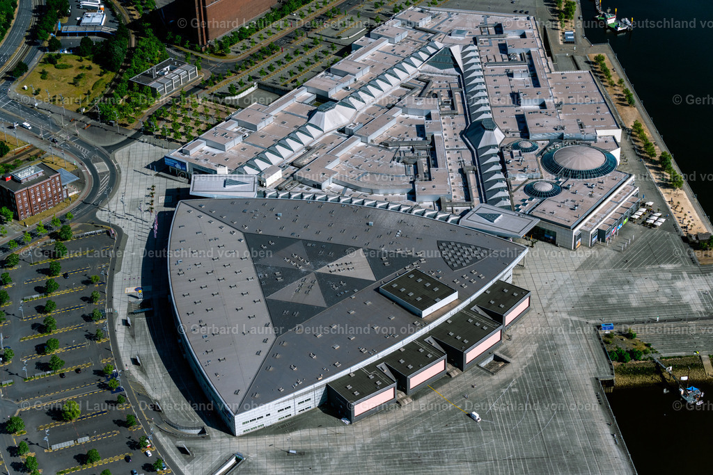 4030053 | BREMEN 01.06.2020 Gebäude des Einkaufszentrum " Waterfront " am Ufer der Weser im Ortsteil Lindenhof in Bremen, Deutschland. Weiterführende Informationen bei: ECE Projektmanagement G.m.b.H & Co. KG,  GTL Michael Triebswetter Landschaftsarchitekt,  Ingenieurbüro Müller Marl  iMM GmbH,  RKW Architektur +  Rhode Kellermann Wawrowsky GmbH,  WINTER Beratende Ingenieure für Gebäudetechnik GmbH. // Building of the shopping center " Waterfront " on the river bank of Weser in the district Lindenhof in Bremen, Germany. Further information at: ECE Projektmanagement G.m.b.H & Co. KG,  GTL Michael Triebswetter Landschaftsarchitekt,  Ingenieurbuero Mueller Marl  iMM GmbH,  RKW Architektur +  Rhode Kellermann Wawrowsky GmbH,  WINTER Beratende Ingenieure fuer Gebaeudetechnik GmbH. Foto: Gerhard Launer