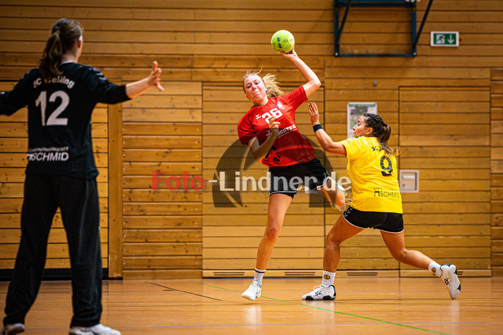TSV Weiheim gegen SC Weßling | Habdball Bezirksoberliga Frauen 2025/26, TSV Weiheim gegen SC Weßling, 20251025,Torwurf,2025-10-25 in Weilheim (Jahnhalle)Paulina HEIDINGER (SC Weßling 12), Kristina RICHTER (TSV Weilheim 26), Lara WIELAND (SC Weßling 9)Copyright: WolfgangxLindner