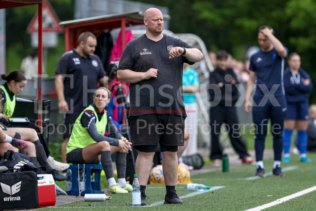 Fussball, Aufstiegsrunde Regionalliga Nord Frauen, FC Union 60 - SC Victoria Hamburg | Pascal Gurka (Trainer, FC Union 60 Bremen) schaut auf die Uhr