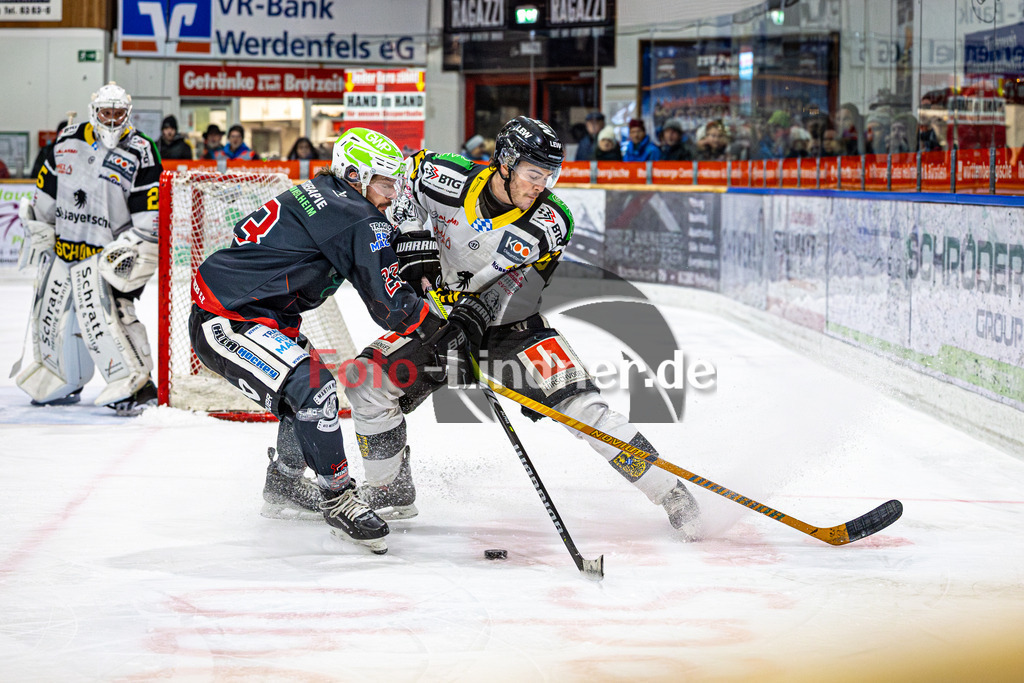 Peißenberg MINERS gegen EA Schongau MAMMUTS | Eishockey Bayernliga 2025/26 Vorrunde 20. Spieltag, Peißenberg MINERS gegen EA Schongau MAMMUTS, 20251221,Zweikampf,2025-12-21 in Peißenberg (flatbuy Arena Peißenberg), Dejan VOGL (MINERS 23), Yanik SCHWEINBERGER (EA Schongau MAMMUTS 29)Copyright: WolfgangxLindner www.foto-lindner.de
