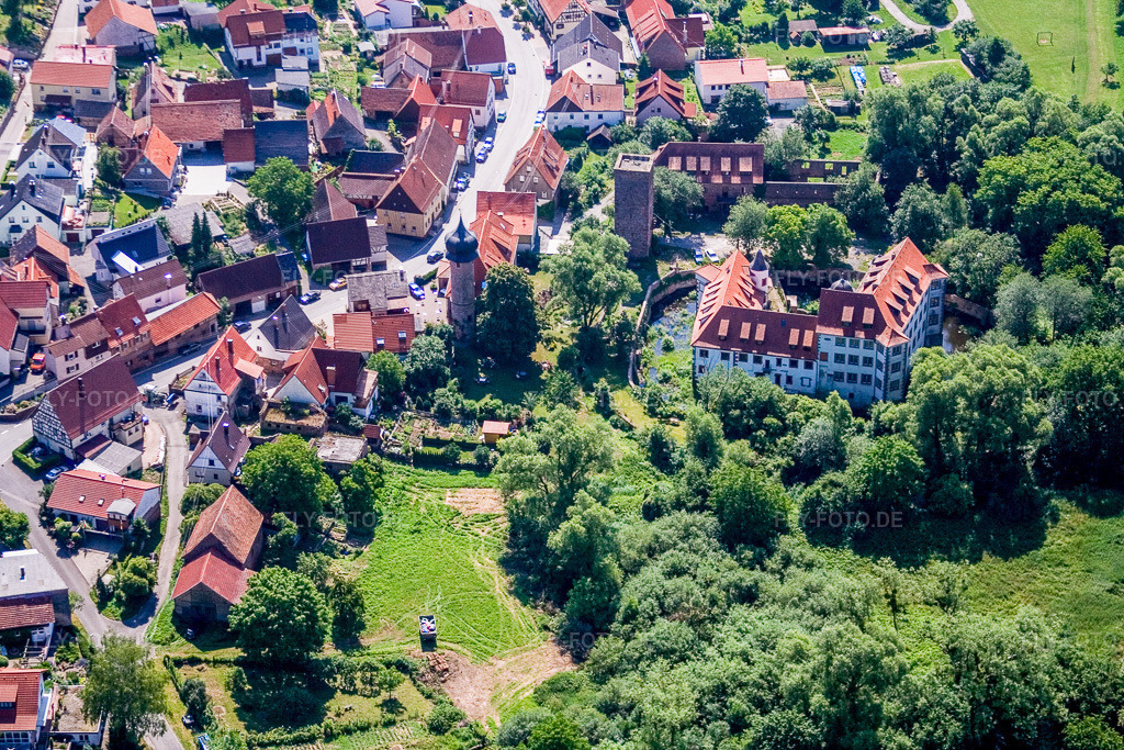 Luftbild: Gebäude und Schloßpark- Anlagen des Wasserschloß Schloß Lohrbach Bauträger GmbH im Ortsteil Lohrbach in Mosbach im Bundesland Baden-Württemberg in Deutschland. Foto: IMG_3220.jpg vom 01.07.2006 durch Werner Riehm/FLY-FOTO.de