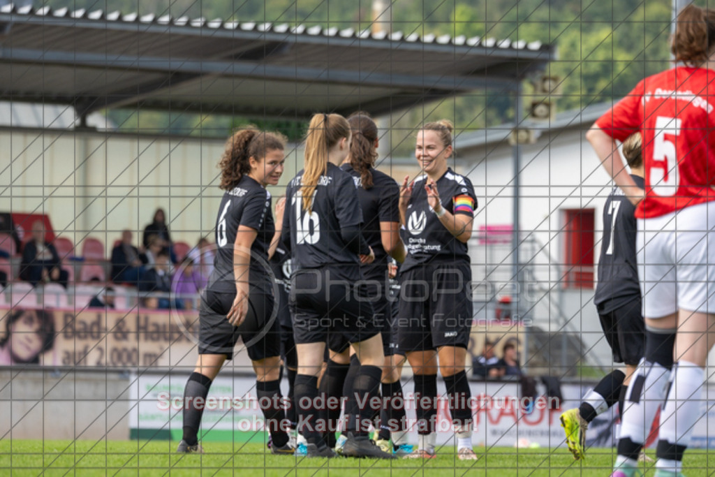 20250928_143257_0562 | #,1.FC Donzdorf (schwarz) vs. TV Derendingen (rot), Fussball, Frauen-Verbandsliga Württemberg, 03. Spieltag, Saison 2025/2026, Rasenplatz Lautertal Stadion, Süßener Straße 16, 73072 Donzdorf, 28.09.2025 - 13:00 Uhr,Foto: PhotoPeet-Sportfotografie/Peter Harich