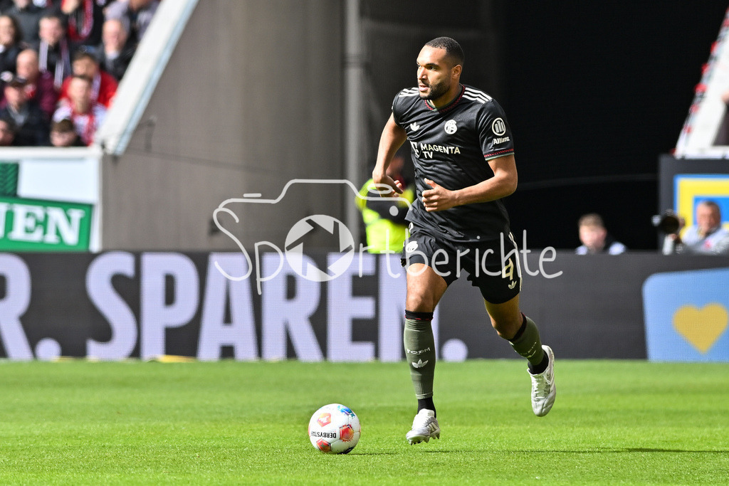 SC Freiburg - FC Bayern München | FREIBURG, GERMANY - 04. APRIL: am Ball Jonathan TAH (FC Bayern Munich 4) / Einzelfoto / Freisteller während dem Bundesligamatch zwischen dem SC Freiburg und dem FC Bayern München am 28. Spieltag im Europa-Park Stadion / DFL REGULATIONS PROHIBIT ANY USE OF PHOTOGRAPHS AS IMAGE SEQUENCES AND/OR QUASI-VIDEO