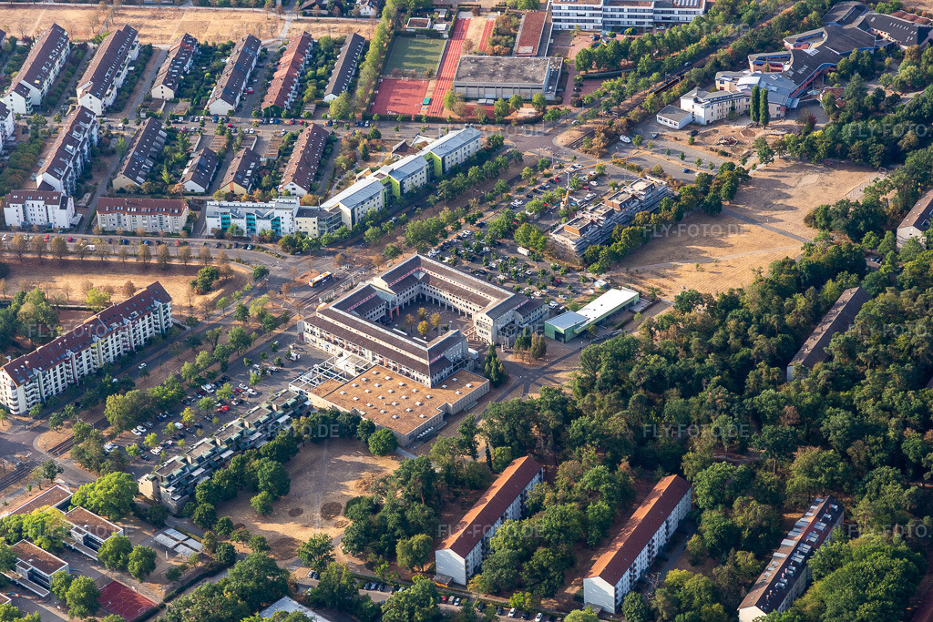 Luftbild: EDEKA im Waldstadtzentrum Waldstadt im Ortsteil Waldstadt in Karlsruhe im Bundesland Baden-Württemberg in Deutschland. Foto: IMG_134176.jpg vom 26.08.2022 durch Werner Riehm/FLY-FOTO.de