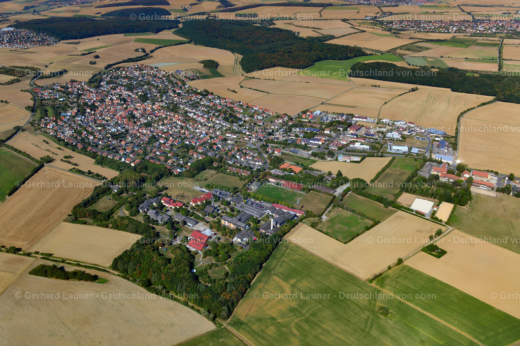 3650561 | EISINGEN 13.09.2016 Stadtgebiet mit Außenbezirken und Innenstadtbereich am Rand von landwirtschaftlichen Feldern und Ackerflächen in Eisingen im Bundesland Bayern, Deutschland // Urban area with outskirts and inner city area on the edge of agricultural fields and arable land in Eisingen in the state Bavaria, Germany Foto: Gerhard Launer