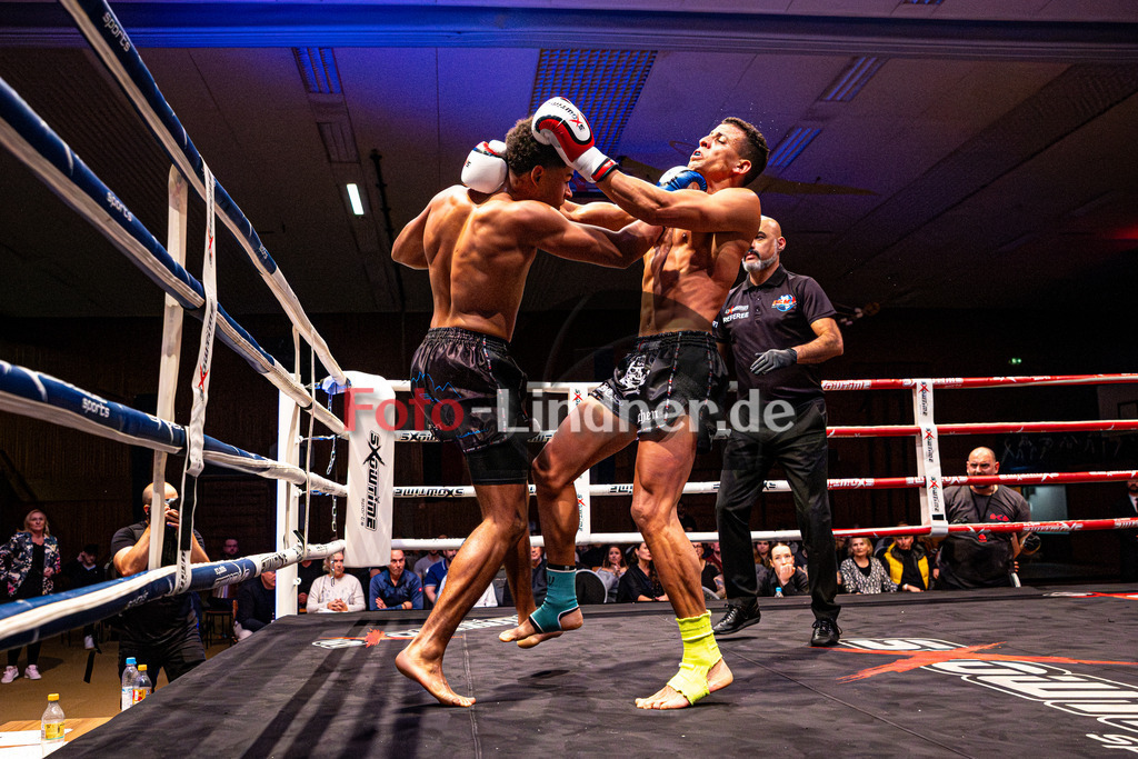 Daniel Reichhart (Sportclub Allgäu - blau) gegen Youssef Guella (SCS M - rot) | MFA Fight Night K1 Style bis 80kg Kampf 13, Daniel Reichhart (Sportclub Allgäu - blau) gegen Youssef Guella (SCS M - rot), 20251108,,2025-11-08 in Penzberg (Wellenberghalle Penzberg), Copyright: WolfgangxLindner www.foto-lindner.de