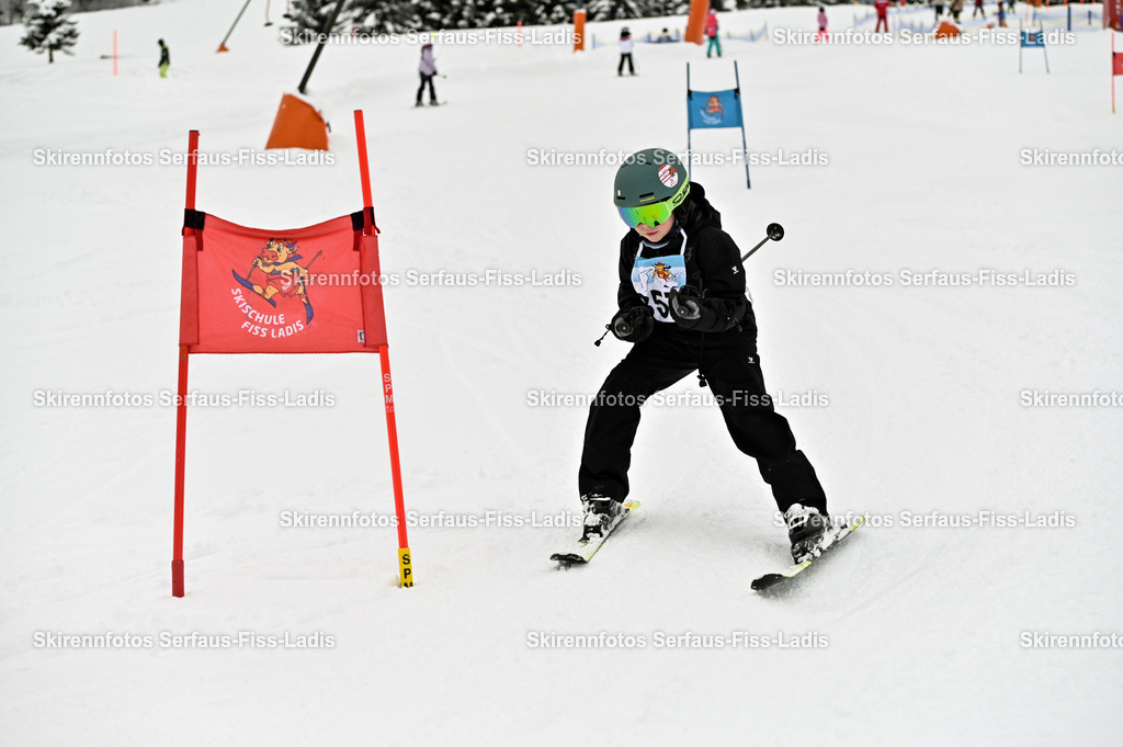 SRF_20.02.2026_1087 | Skirennfotos,Serfaus,Fiss,Ladis,Kinderskirennen,Winter,Tirol,Oberland,skirace,SFL,feelfree,weil wir's genießen,ski,Ski,skifahren,Sonnenplateau, - Realisiert mit Pictrs.com