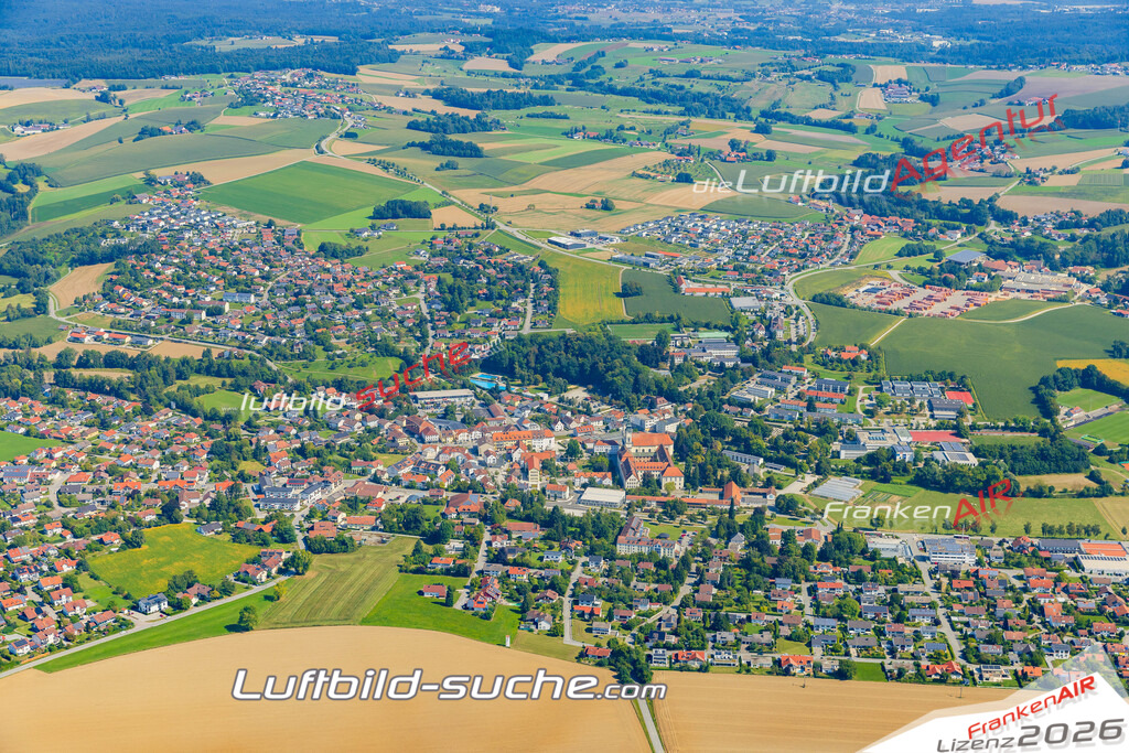 Luftaufnahme der Stadt Fürstenzell - Die Luftaufnahme wurde 2025 vom UL-Flugzeug heraus erstellt ( keine Drohne ) - Hochauflösende Luftaufnahme - für professionelle Ausdrucke geeignet. Die Geschenkidee !Mit Lizenz und Bildrechte bestellbar