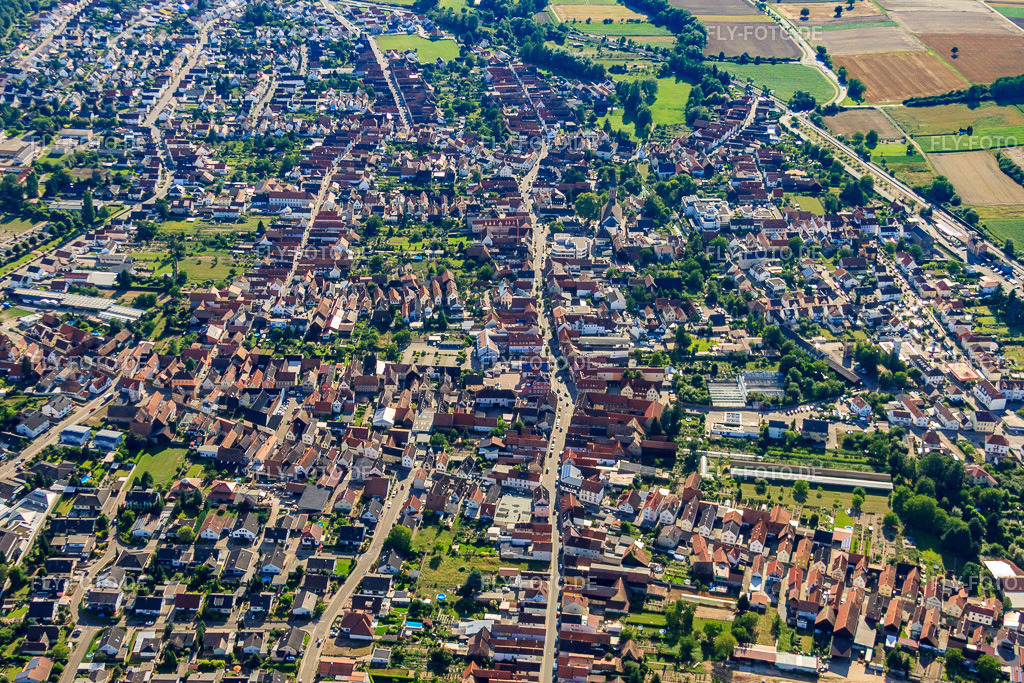 Mittlere Ortsstr | Luftbild: Mittlere Ortsstr in Rülzheim im Bundesland Rheinland-Pfalz in Deutschland. Foto: IMG_30722.jpg vom 31.07.2010 durch Werner Riehm/FLY-FOTO.de - Realisiert mit Pictrs.com