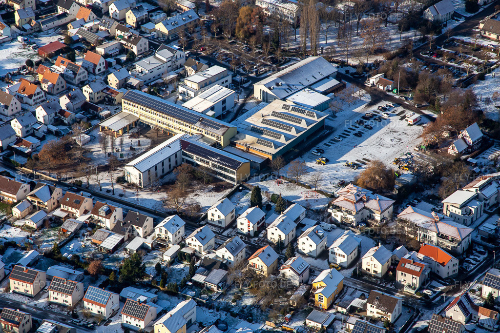 Luftbild: Grundschule und Festplatz im Winter bei Schnee in Herxheim bei Landau im Bundesland Rheinland-Pfalz in Deutschland. Foto: IMG_135524.jpg vom 16.12.2022 durch Werner Riehm/FLY-FOTO.de