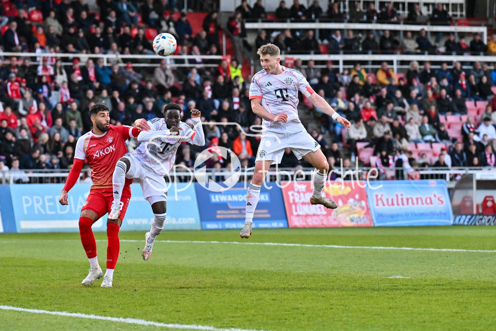 FC Würzburger Kickers - FC Bayern Amateure | WÜRZBURG, DEUTSCHLAND - 10. APRIL: Kopfballchance von Anton HEINZ (FC Bayern München II 9) während dem Match zwischen dem FC Würzburger Kickers und den Amateuren des FC Bayern München am 28. Spieltag der Regionalliga Bayern in der AKON Arena