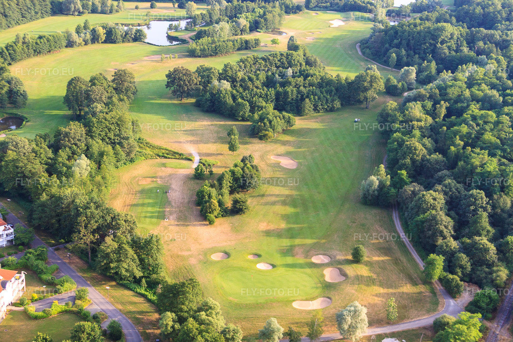 Vue aérienne: Étangs et greens du club de golf de Baden-Baden Soufflenheim à Soufflenheim dans le département Bas Rhin, France – .Photo: IMG_30523.jpg prise le 09/07/2010 par Werner Riehm/FLY-FOTO.eu – Résolution de l'original: 4752 x 3168 px
