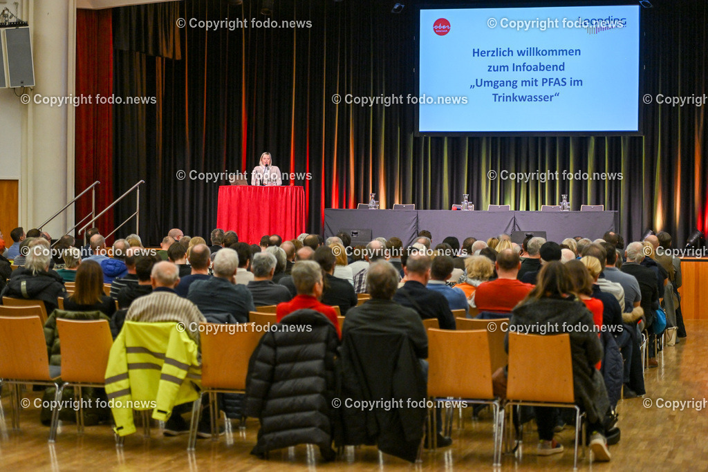 Leonding_ Infoabend Umgang mit PFAS im Trinkwasser_ 13.02.2023-13 | 13.02.2023, Leonding, AUT, Infoabend Umgang mit PFAS im Trinkwasser, im Bild Besucher des Infoabend aus Leonding und Pasching, Sabine Naderer-Jelinek (SP, BgmIn, der Stadt Leonding)
