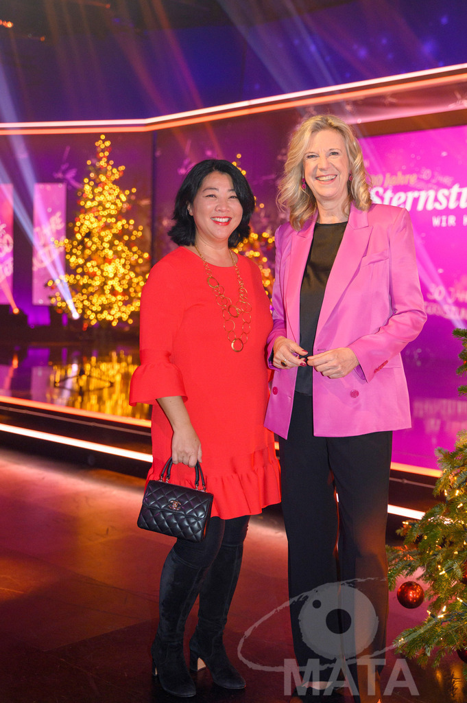_DWA1345 | Yoko Higuchi-Zitzmann und Frau Dr. Katja Wildermuth bei '30 Jahre Sternstunden-Gala 2023' in der Frankenhalle. Nürnberg, 15.12.2023 - Realisiert mit Pictrs.com