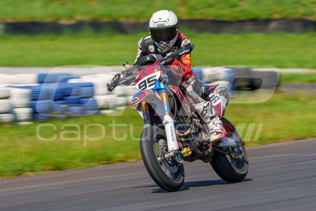 G-Cup + Supermoto Staatsmeisterschaft + Hungarian Supermoto Championship | GRIPcapture steht für authentische Sportfotografie in Österreich – für Momente, die mehr sind als Geschwindigkeit oder Ergebnis. Es geht um Emotion, Spannung, Fokus und den Augenblick, der oft nur einen Wimpernschlag dauert.Ob Motorsport, Teamsport oder 