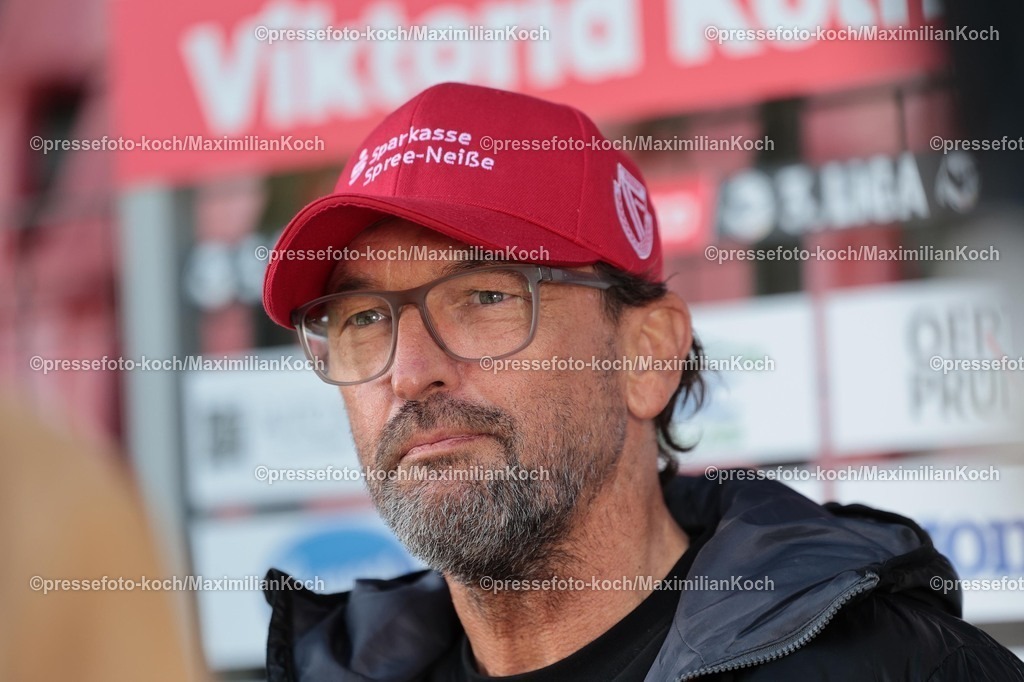 xSEFx26042601003 | 26.04.2026, xsefx, Fußball, 3.Liga, FC Viktoria Köln - Energie Cottbus, 35. Spieltag, Sportpark Höhenberg, Saison 2025 2026: Interview mit Energie Cottbus Trainer Claus-Dieter Wollnitz vor der Partie gegen die Victoria Köln DFB regulations prohibit any use of photographs as image sequences and or quasi-video. Photo: xSabinexEffgenxPressefotoKochx