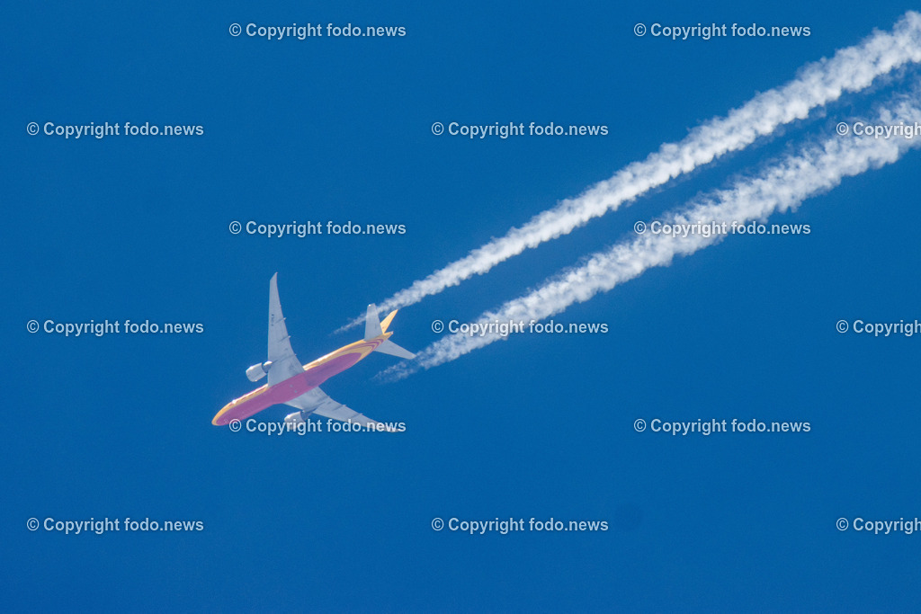 Linz_ Luftfahrt_ 01.06.2025-3 | 01.06.2025, LINZ, AUT, Flugzeug, im Bild Themenbild, DHL, Frachtflugzeug, Grossraumflugzeug, Langstreckenflugzeug, Passagiere, Urlaub, Reisen, Fernreisen, Frachtflugzeug, Airbus, Boing, Transport, Ueberflug, Kondensstreifen, Himmel, Wolkenlos, blau, Symbolbild, Feature