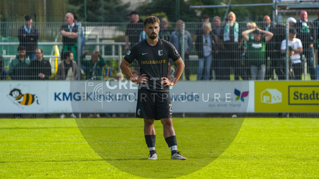 Fußball, Herren, Saison 2025/2026, Regionalliga Nordost, 10. Spieltag, FSV 63 Luckenwalde vs. BSG Chemie Leipzig, Samstag 27.09.2025, Werner-Seelenbinder-Stadion Luckenwalde, | Fußball, Herren, Saison 2025/2026, Regionalliga Nordost, 10. Spieltag, FSV 63 Luckenwalde vs. BSG Chemie Leipzig, Samstag 27.09.2025, Werner-Seelenbinder-Stadion Luckenwalde, Im Bild: Enttäuschung bei Chemie Leipzig um Neuzugang Nils Lihsek. - Realisiert mit Pictrs.com