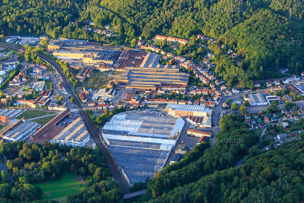 Luftbild: Villeroy & Boch AG Sanitärfabrik in Mettlach im Bundesland Saarland in Deutschland. – Foto: IMG_149579.jpg vom 05.09.2025 durch Werner Riehm/FLY-FOTO.de – Auflösung des Originals: 5472 x 3648 px – Villeroy & Boch | Tradition und Moderne seit 1748