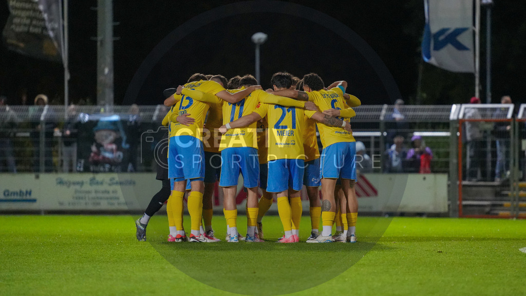 Fußball, Herren, Saison 2025/2026, Regionalliga Nordost, 13. Spieltag, FSV 63 Luckenwalde vs. SV Babelsberg 03, Freitag 24.10.2025, Werner-Seelenbinder-Stadion Luckenwalde, | Fußball, Herren, Saison 2025/2026, Regionalliga Nordost, 13. Spieltag, FSV 63 Luckenwalde vs. SV Babelsberg 03, Freitag 24.10.2025, Werner-Seelenbinder-Stadion Luckenwalde, Im Bild: Der Mannschaftskreis des FSV 63 Luckenwalde. - Realisiert mit Pictrs.com