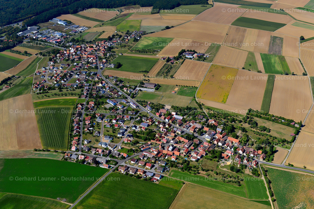 3650247 | ERBSHAUSEN-SULZWIESEN 31.08.2016 Landwirtschaftliche Nutzflächen und Feldgrenzen  umsäumen das Siedlungsgebiet des Dorfes in Erbshausen-Sulzwiesen im Bundesland Bayern, Deutschland // Agricultural land and field boundaries surround the settlement area of the village  in Erbshausen-Sulzwiesen in the state Bavaria, Germany Foto: Gerhard Launer