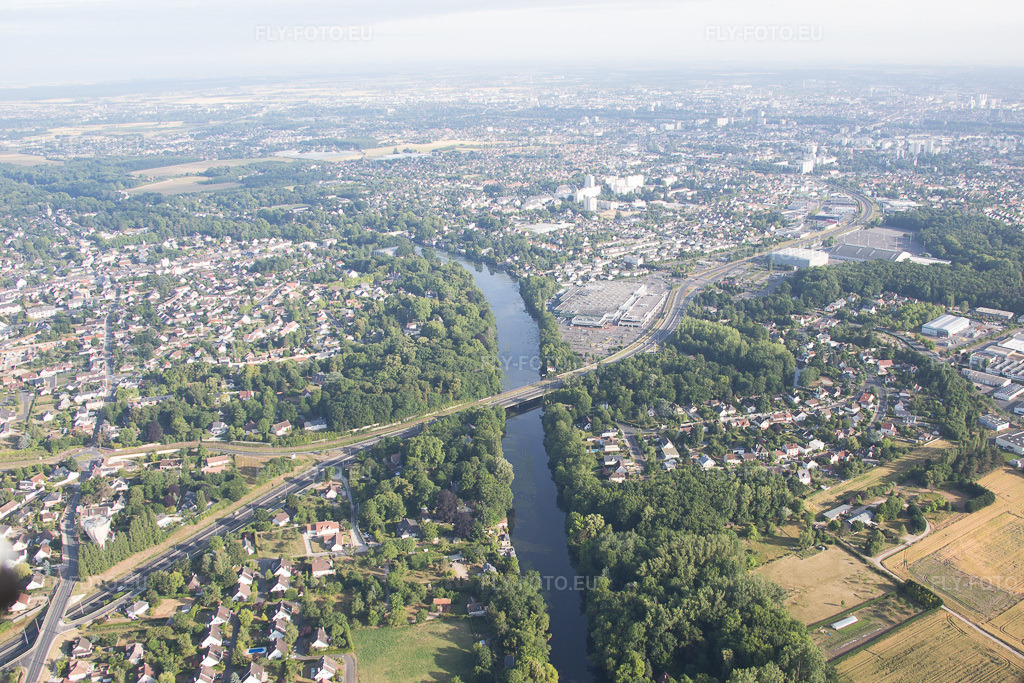 Vue aérienne: Orléans à Olivet dans le département Loiret, France. Photo: IMG_082543.jpg prise le 21/06/2015 par Werner Riehm/FLY-FOTO.eu – Résolution de l'original: 4886 x 3258 px