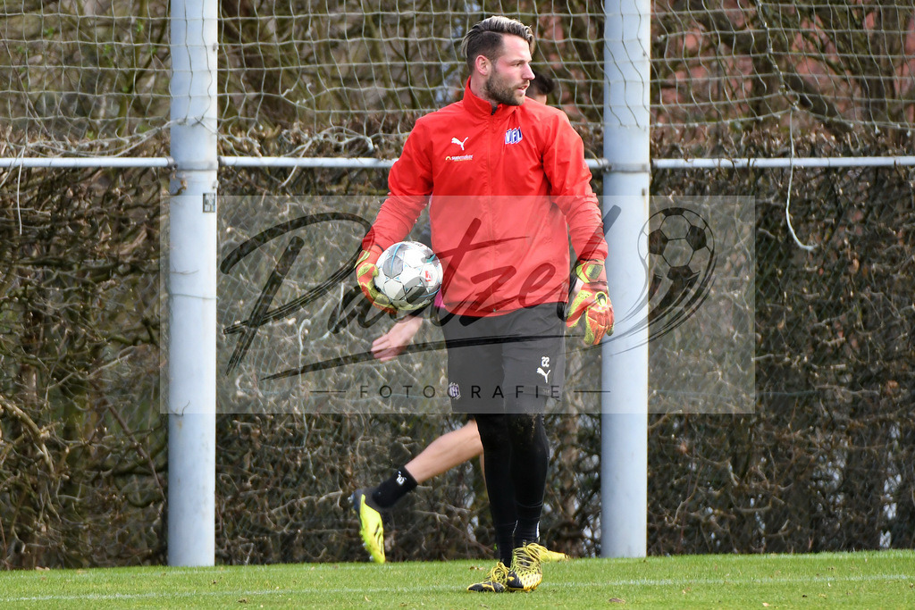 20200229_TRAOSN_0003 | Fussball, Herren: Torhueter Philipp Kuehn (VfL Osnabrueck) schaut waehrend der Trainingseinheit des VfL Osnabrueck im Sportpark Illoshoehe am 29.02.2020 in Osnabrueck, Deutschland. - Realisiert mit Pictrs.com