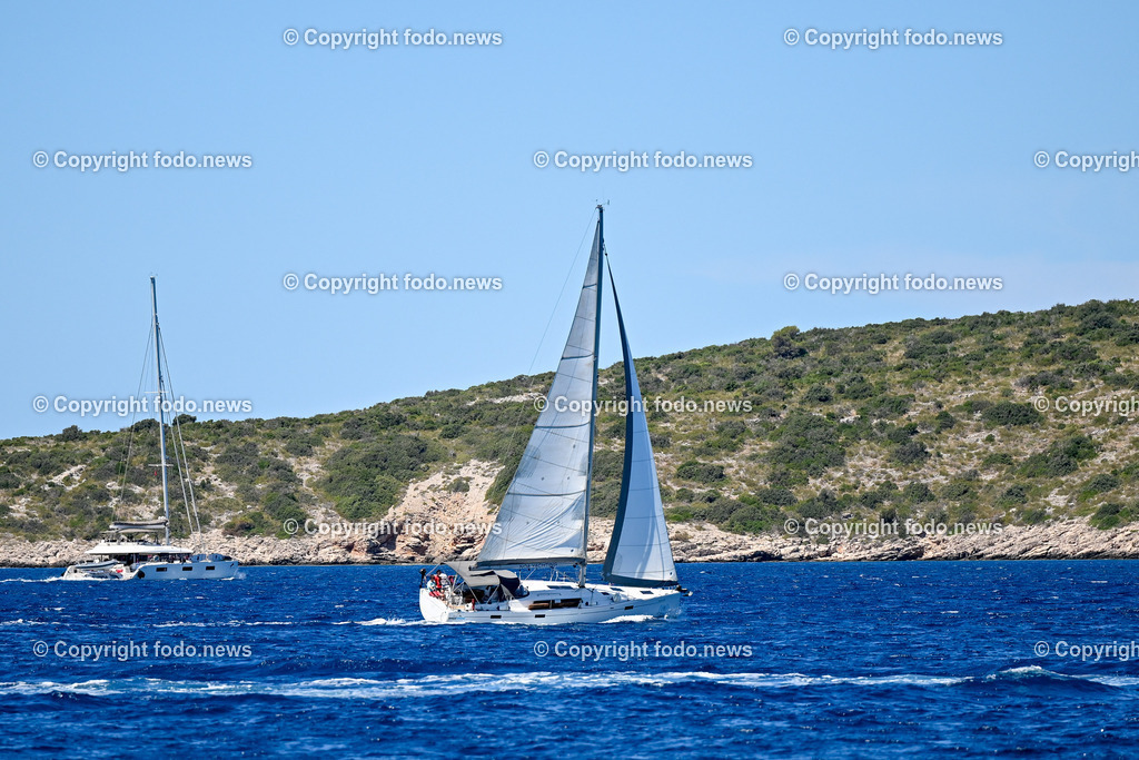 Kroatien_ Brac_ Insel in Dalmatien_ Milna_ 18.07.2025-55 | 18.07.2025, Kroatien, HRV, Brac, Insel in Dalmatien, Milna im Bild Themenbild, Boot, Segelboot, Wind, segeln, Tourismus, Touristen, Durchfahrt Splitska Vrata zwischen den Inseln Solta und Brac, Meer, Adria, Feature, Symbolbild