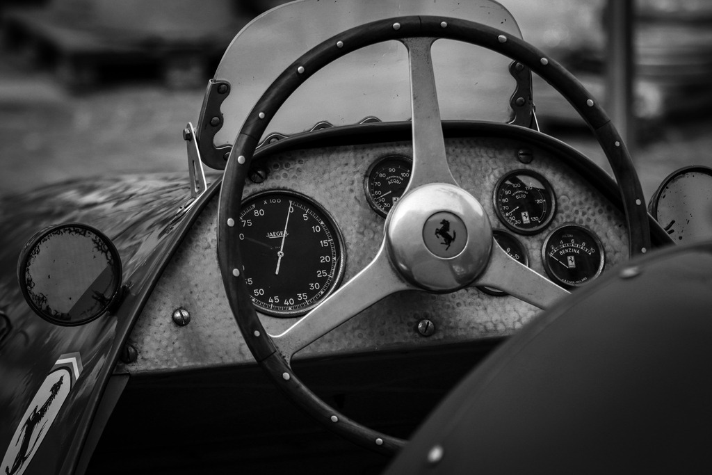Ferrari Oldtimer | Blick in das Cockpit eines legendären Ferrari Rennwagens aus Modena. Im Cockpit des Oldtimers sind die typischen Rundinstrumente zu sehen, die der Pilot im Blick hat. Ein hochwertiges Wandbild in brillanter Druckqualität auf Acrylglas, Alu-Dibond, Leinwand und vielen weiteren Wandprodukten perfekte geeignet für Ihr Ambiente. - Realisiert mit Pictrs.com