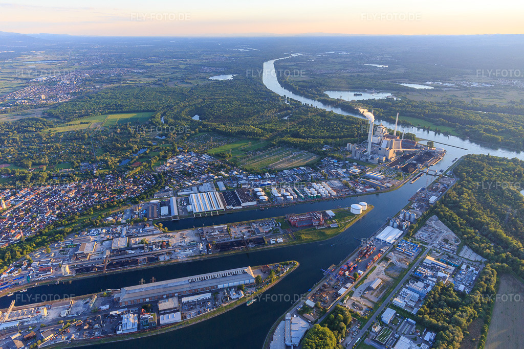 Luftbild: Karlsruher Rheinhäfen mit EnBW Energie Baden-Württemberg AG, Rheinhafen-Dampfkraftwerk Karlsruhe aus Nordosten im Ortsteil Mühlburg in Karlsruhe im Bundesland Baden-Württemberg in Deutschland. Foto: IMG_099644.jpg vom 21.05.2017 durch Werner Riehm/FLY-FOTO.deWWW.ENBW.COM