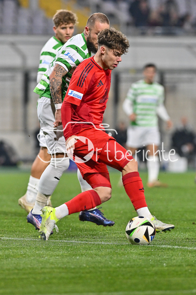 FC Bayern Amateure - SpVgg Greuther Fürth II | im Duell Daniel ADLUNG (SpvGG #10) und Maximilian WAGNER (FC Bayern München II #9) / Zweikampf / Regionalliga Bayern: FC Bayern Muenchen II - SpVgg Greuther Fuerth II, Gruenwalder Stadion am am 29.10.2024
