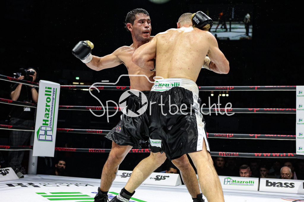 Profi - Box - Gala / Main Event | Shefat ISUFI (Schwarz Weisse Hose) im WBF Titelkampf gegen Hernan David PEREZ (Schwarze Hose)