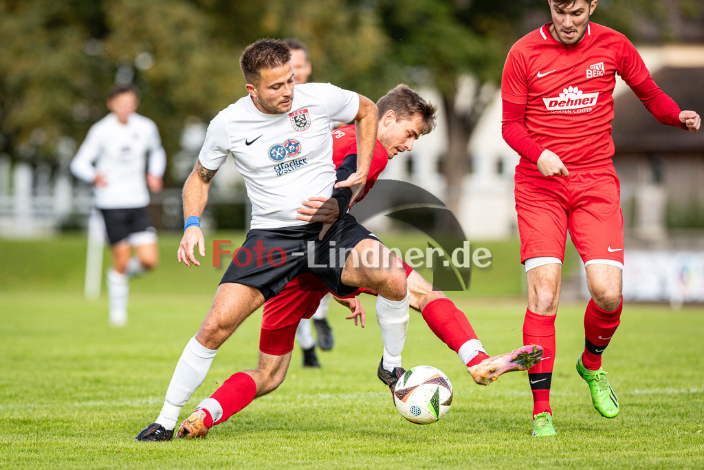 TSV Peißenberg gegen MTV Berg | Fußball Herren Kreisliga Gruppe 1 Zugspitze 2025/26 10. Spieltag, TSV Peißenberg gegen MTV Berg, 20251005,Zweikampf,2025-10-05 in Peißenberg (Sportzentrum Peißenberg), Hubert JUNGMANN (TSVP 13), Bernard CRNJAK (MTV Berg 4)Copyright: WolfgangxLindner www.foto-lindner.de