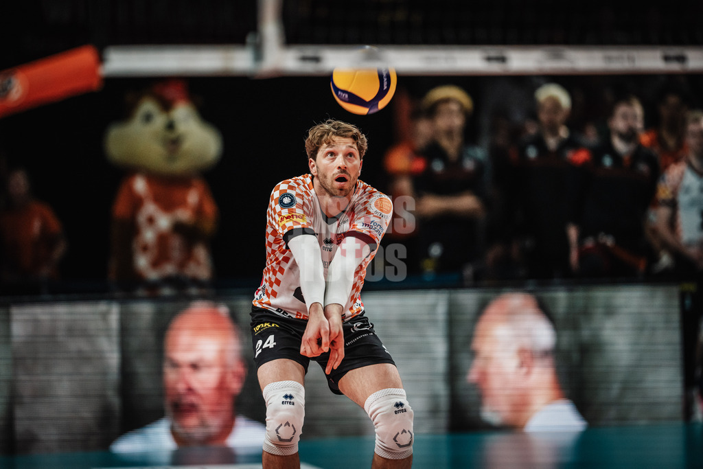 Volleyball | Herren | Saison 2024/2025 | 1. Volleyball Bundesliga Männer | Finale | BERLIN RECYCLING Volleys vs. SVG Lüneburg | 03.05.2025 | Kyle Dagostino (#24, Berlin Recycling Volleys) nimmt den Ball an