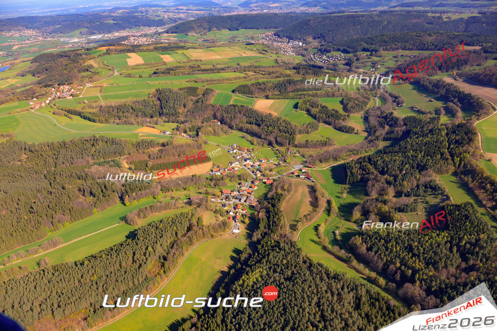 Die Luftaufnahme Gruen - Weissenbrunn wurde 2017 mittels Flugzeug (keine Drohne) erstellt. Perfekte Schärfe und Druck- Auflösung- Garantiert!